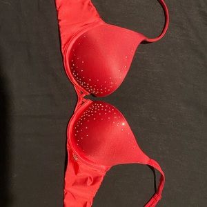 2 Victoria’s Secret bras
